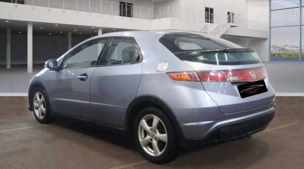 Honda Civic 1.8 i-VTEC 2010 - Image 2